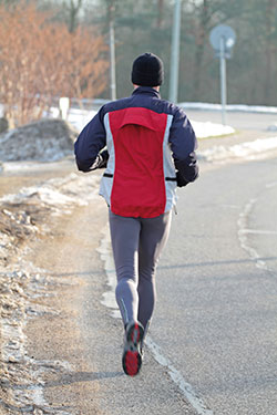 Läufer, der an der Straße trainiert