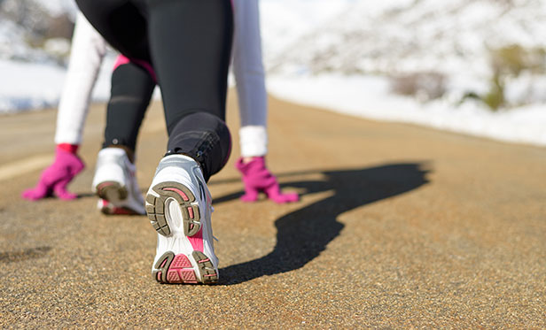 Sportlerin, die in den Startlöchern zum Lauf steht
